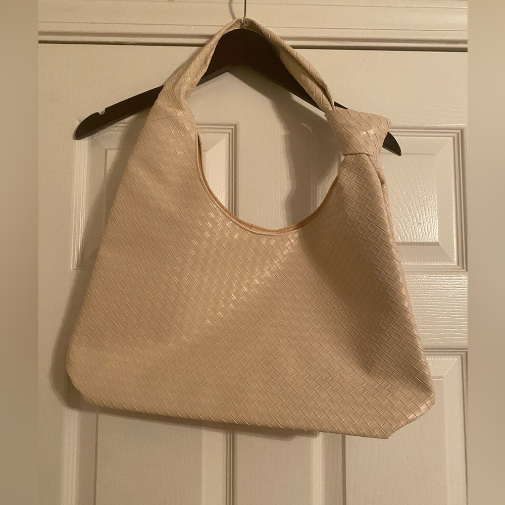 Ulta Cream Woven Women's Bag. Magnetic Closure. Pocket Inside. NWT.